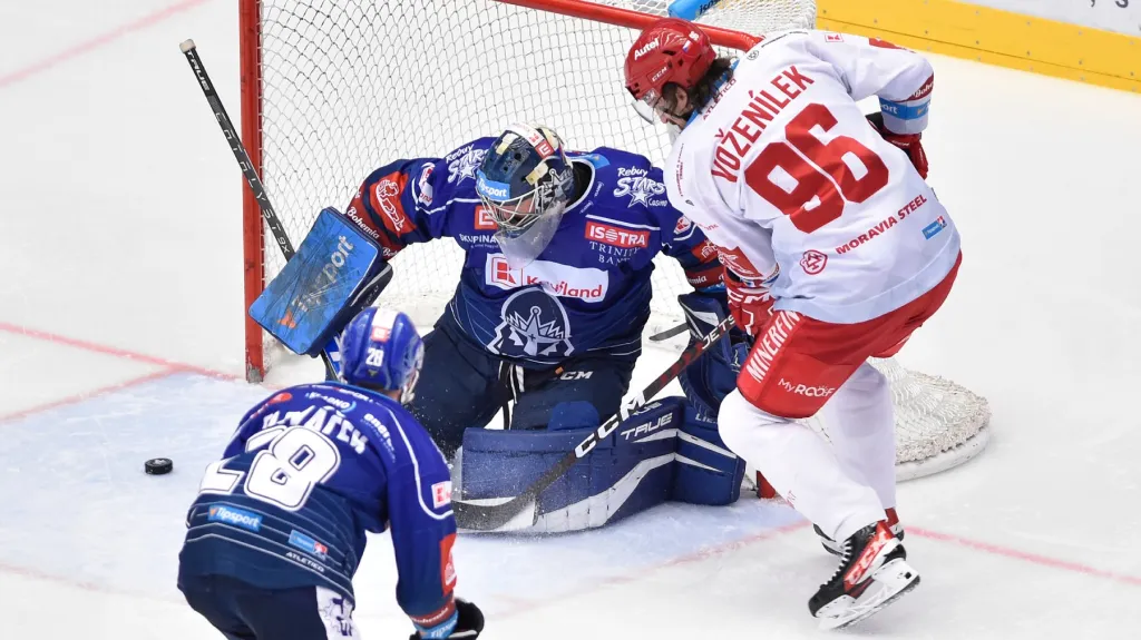 Třinecký útočník Daniel Voženílek doráží na kladenského brankáře Landona Bowa