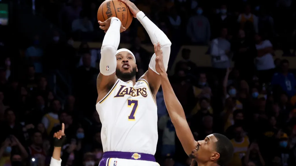 Carmelo Anthony v dresu Lakers