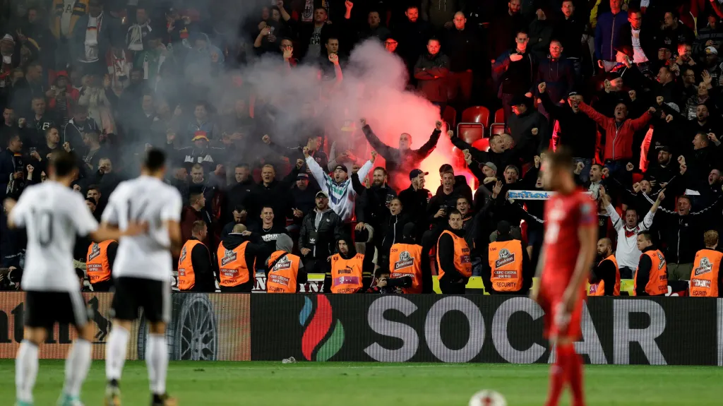 Fanoušci Německa slaví gól Hummelse proti Česku