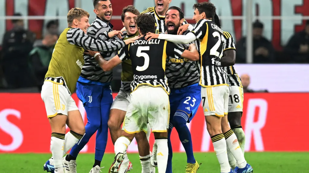 Radost hráčů Juventusu z trefy Manuela Locatelliho