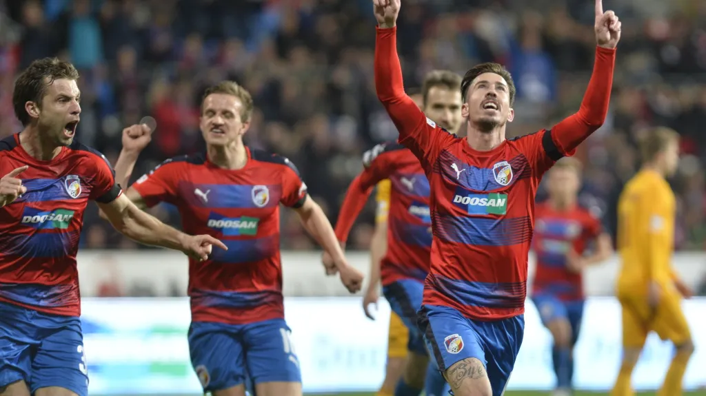 Milan Petržela se raduje se spoluhráči z Plzně ze vstřelené branky