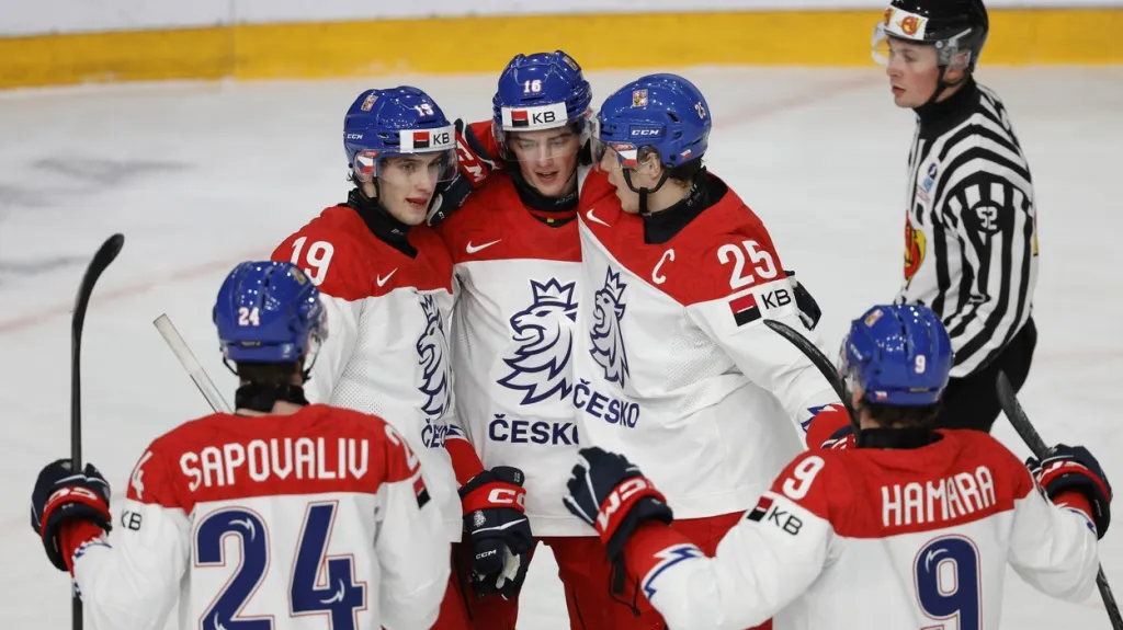 Čeští junioři oslavují gól na mistrovství světa