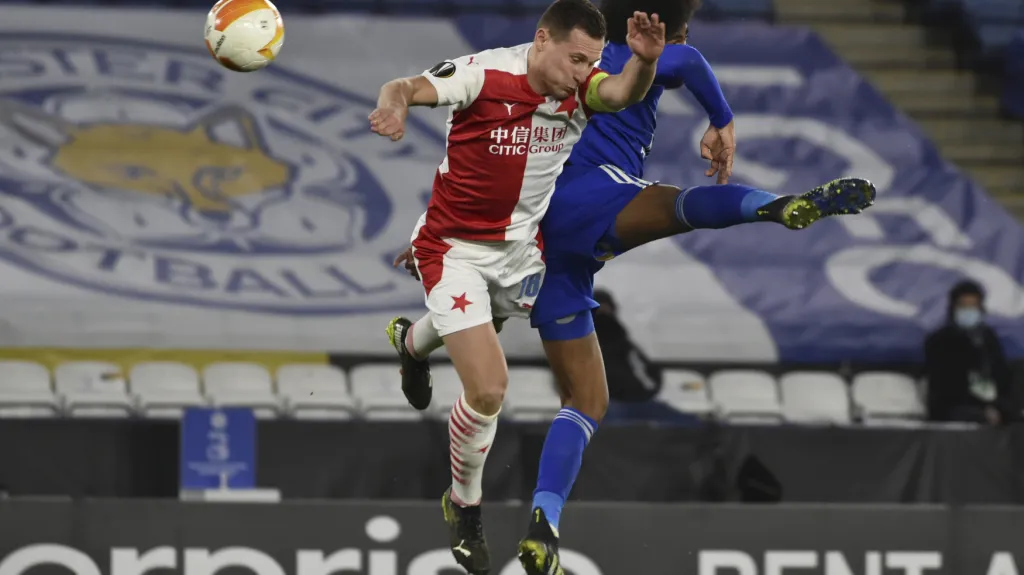 Slávista Jan Bořil ve vzdušném souboji v utkání proti Leicesteru