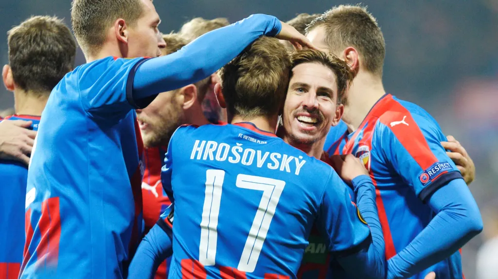 Usmívající se Milan Petržela z Plzně po vstřelené brance v objetí spoluhráčů