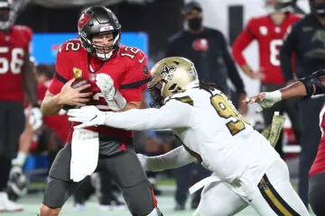 Tom Brady pod tlakem obrany Saints