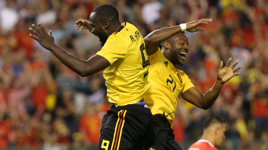Romelu Lukaku (vlevo) a Michy Batshuayi z Belgie slaví gól