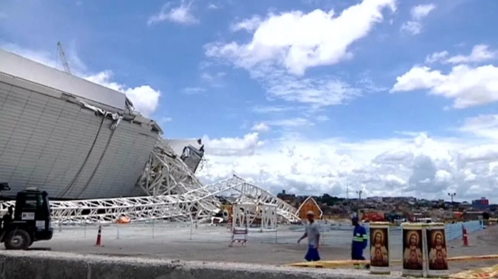 Spadlý jeřáb na stavbě stadionu v Sao Paulu