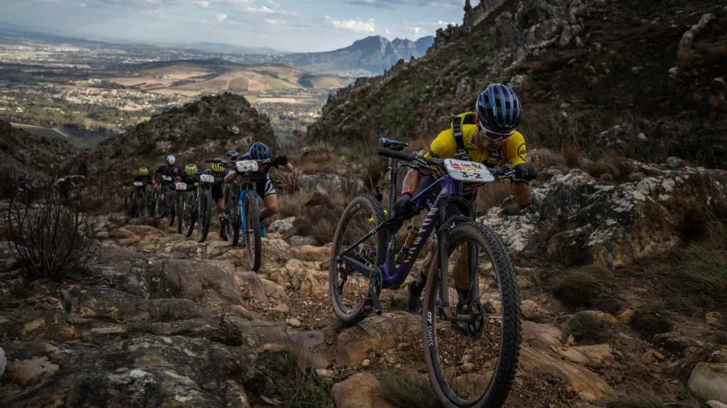Martin Stošek v čele vláčku na Cape Epic