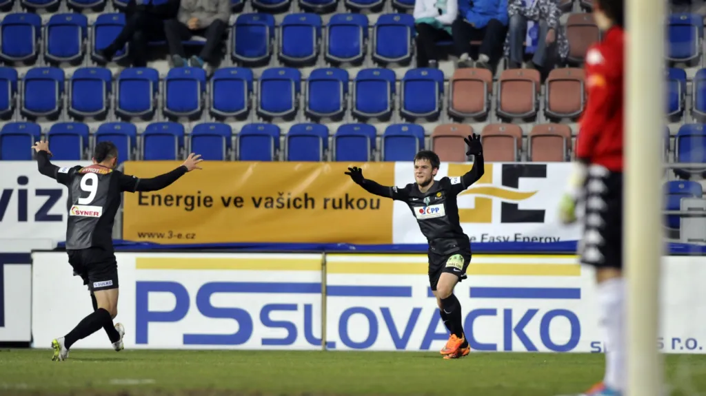 Valerijs Šabala (vpravo) slaví vstřelenou branku se spoluhráčem z Jablonce Nerminem Crnkičem