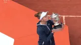 Slavnostní ceremoniál s Krejčíkovou po finále Roland Garros