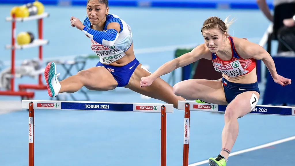 Markéta Štolová (vpravo)