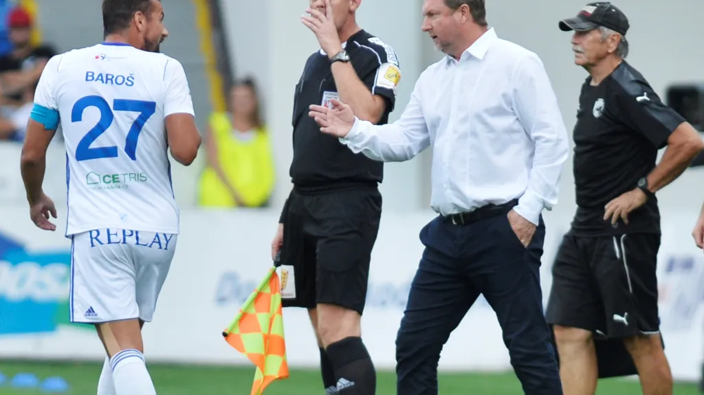 Ostravský Baroš v diskuzi s koučem Plzně Vrbou