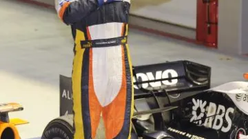 Fernando Alonso se raduje z vítězství