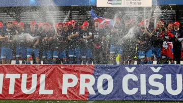 Plzeňští fotbalisté oslavují zisk mistrovského titulu.