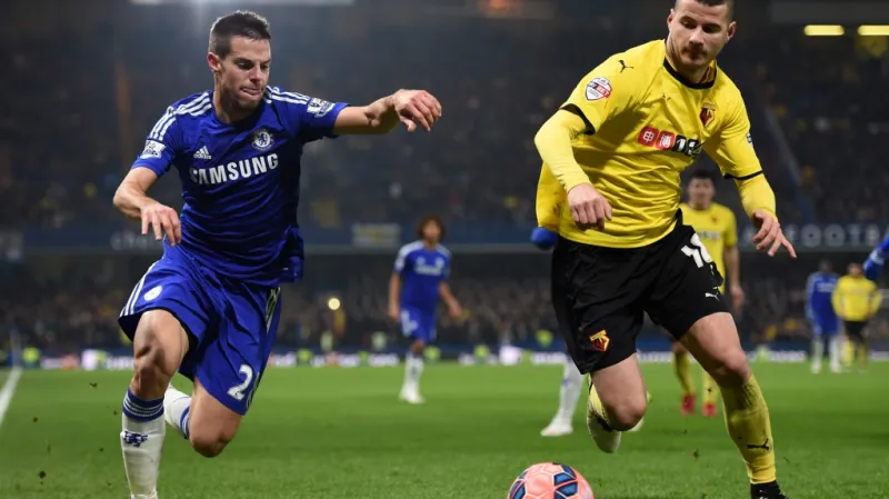 Daniel Pudil v souboji s Cesarem Azpilicuetou v FA Cupu