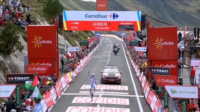 Vine slavil podruhé na Vueltě, do čela jde Vingegaard