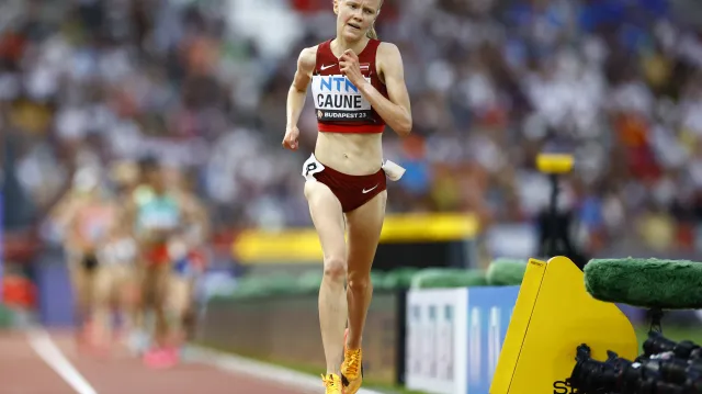 Osamocený boj Lotyšky Agaty Cauneové na 5000 m