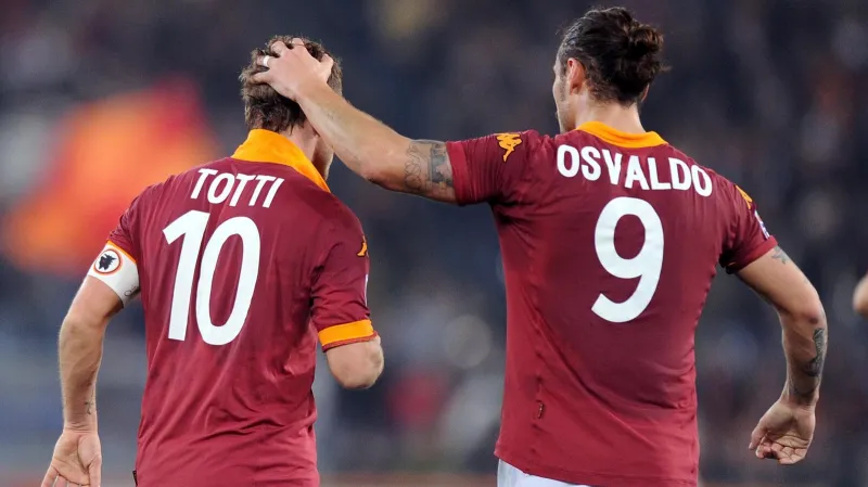 Francesco Totti z římského AS gratuluje ke gólu Pablovi Danielu Osvaldovi