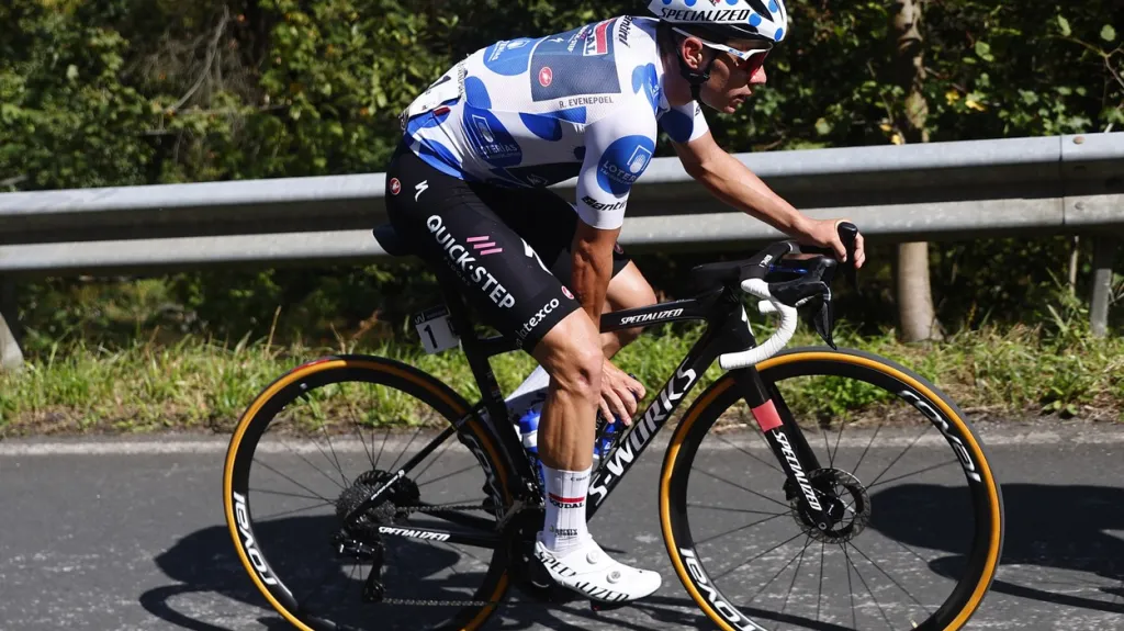 Remco Evenepoel v puntíkatém dresu na Vueltě