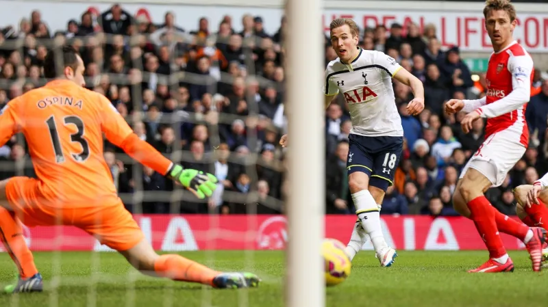 Harry Kane překonává obranu Arsenalu