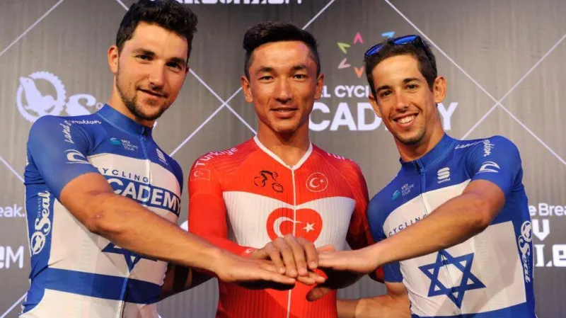 Guy Sagiv (vlevo) a Roy Goldstein vítají tureckého kolegu Ahmeta Örkena