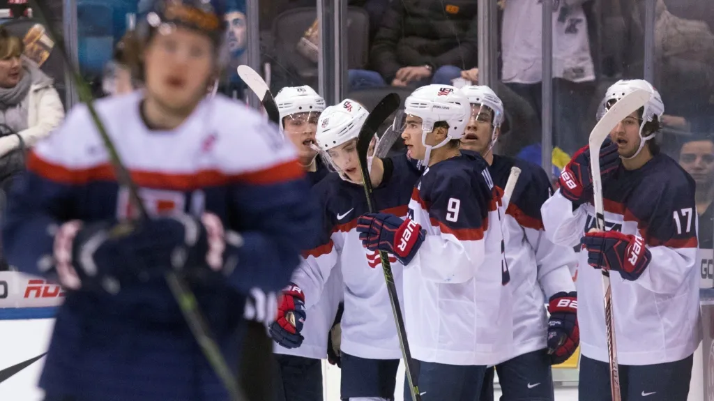 Radost hokejistů USA do 20 let v utkání proti Slovensku