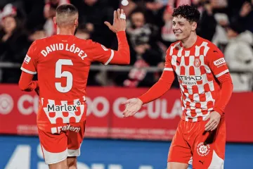 Ladislav Krejčí z Girony (vpravo) oslavuje svůj první gól v La Lize