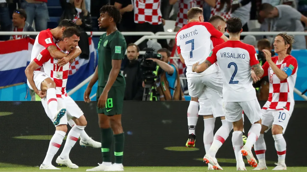 Fotbalisté Chorvatska se radují z gólu v síti Nigérie