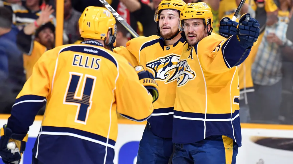 Roman Josi (vpravo) se raduje se spoluhráči z Nashvillu