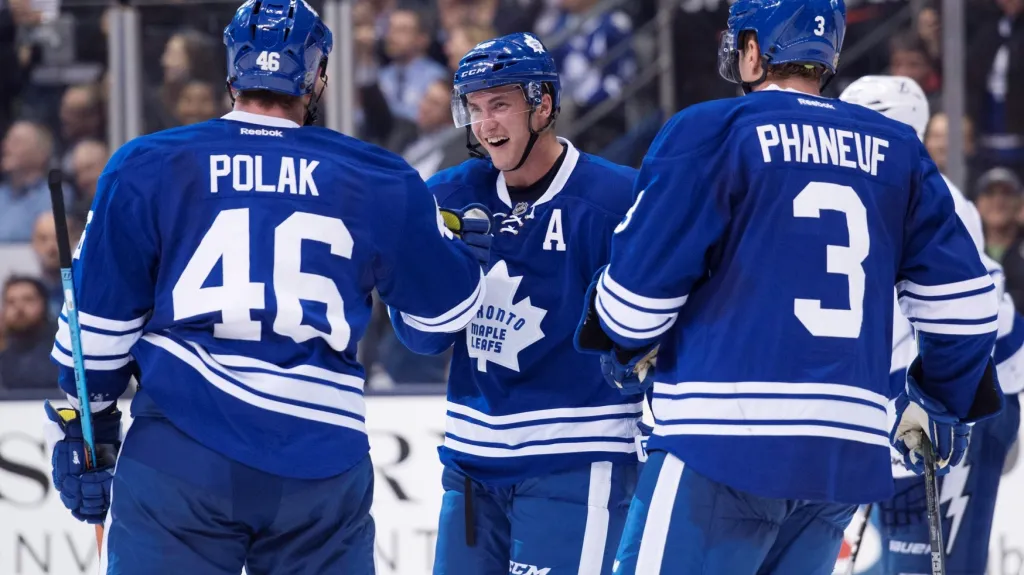 Roman Polák (vlevo) slaví se svými spoluhráči  z Toronta vstřelenou branku