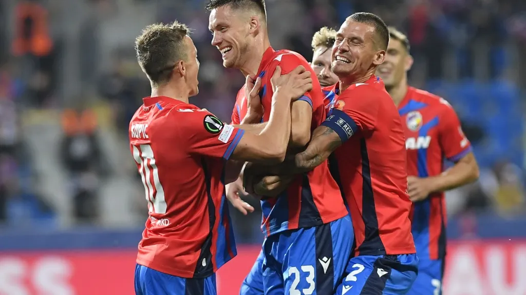 Lukáš Kalvach slaví se spoluhráči branku