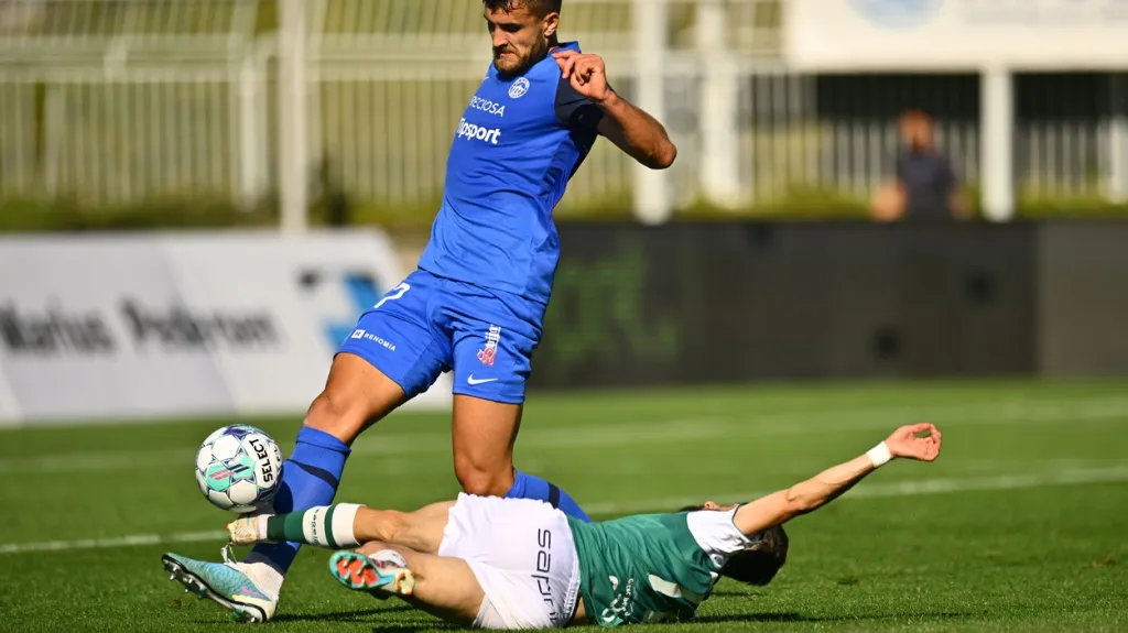 Matěj Chaluš z Liberce (vlevo) v souboji s Vachtangem Čanturišvilim z Jablonce