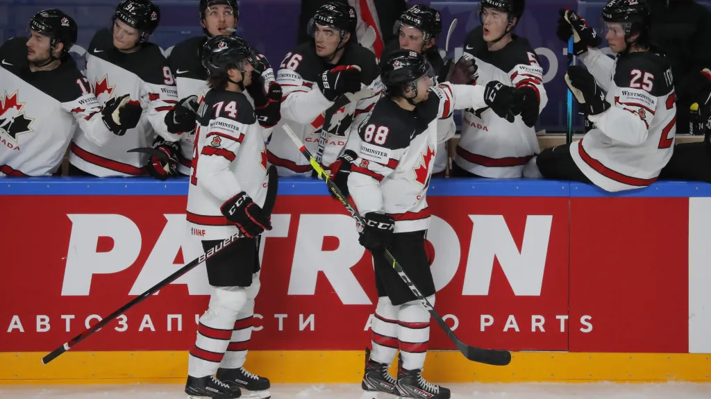 Andrew Mangiapane (č. 88) oslavuje jednu z gólových tref