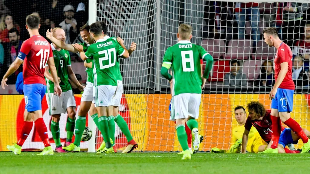 Fotbalisté Severního Irska se radují z gólu na Letné