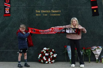 Malí fanoušci uctívají památku Bobbyho Charltona