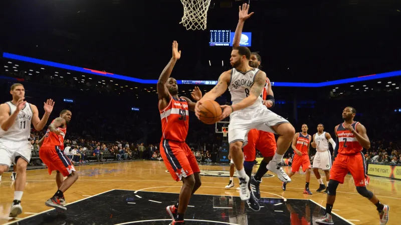 Deron Williams z Brooklynu bráněný hráči Washingtonu