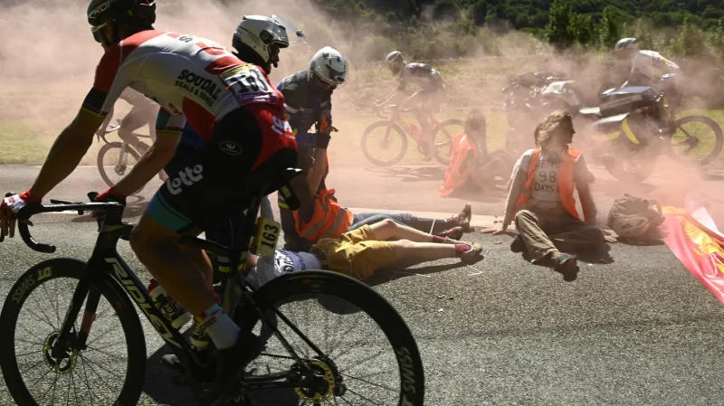 Akce demonstrantů během Tour de France