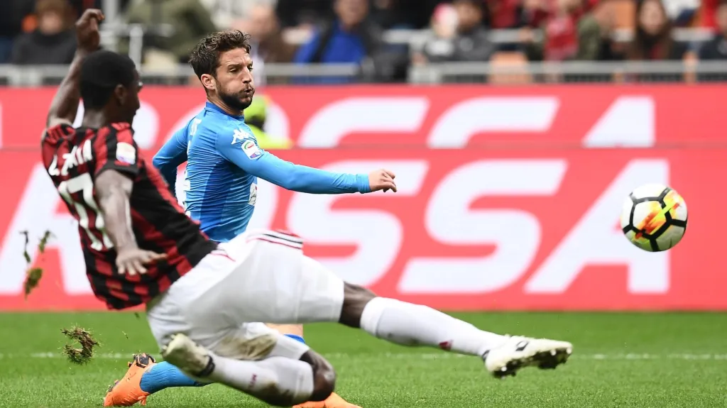 AC Milán - Neapol, Dries Mertens a Cristian Zapata