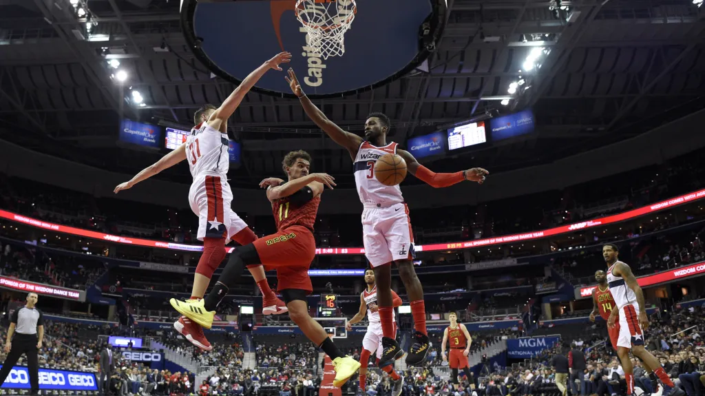 Tomáš Satoranský (vlevo) v utkání s Atlantou