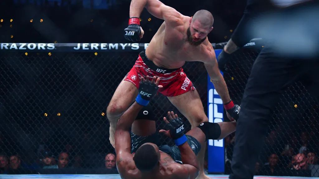 Jiří Procházka porazil Jamahala Hilla