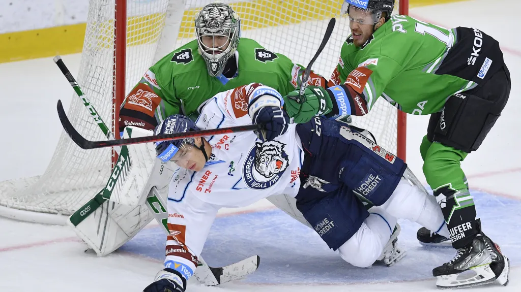 Souboj na brankovišti před gólmanem Mladé Boleslavi Gašperem Krošeljem