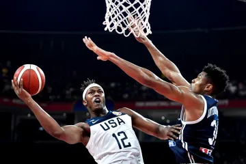 Myles Turner z USA v souboji s Janisem Antetokounmpem z Řecka