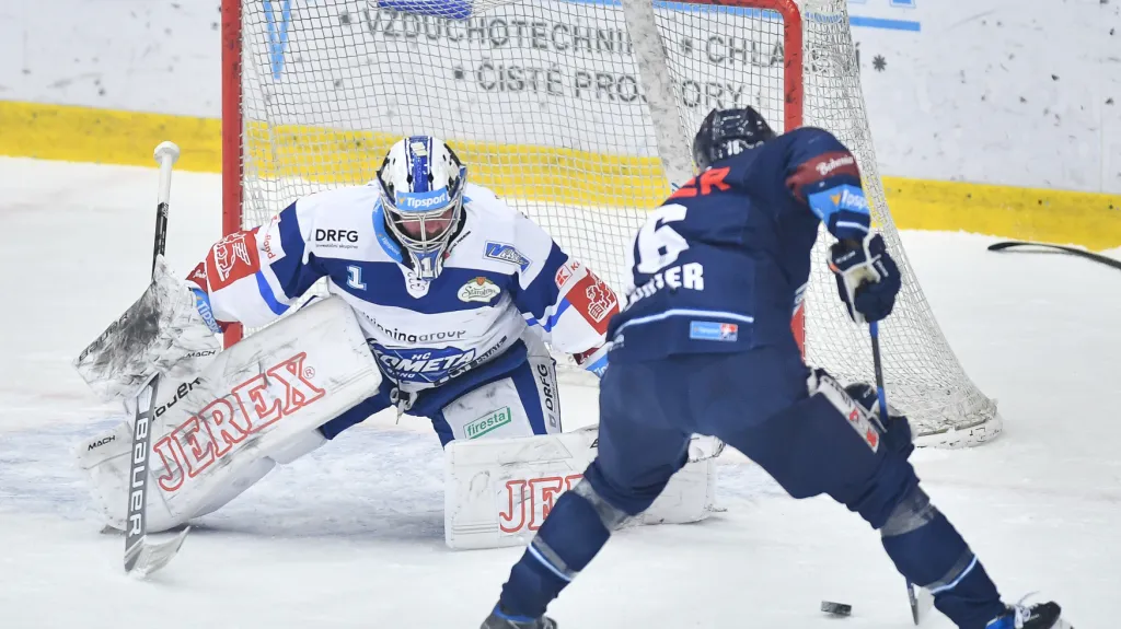 Liberecký Michal Birner v zakončení proti Marku Čiliakovi