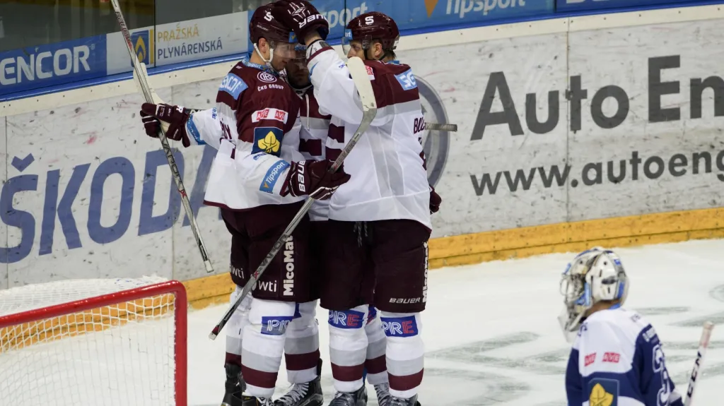 Daniel Přibyl (vlevo) slaví se spoluhráči ze Sparty vítěznou branku proti Plzni