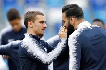 Francouz Antoine Griezmann táhá spoluhráče Adila Ramiho za knír