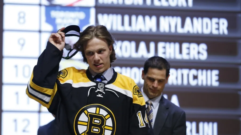 David Pastrňák v dresu Bruins při draftu NHL