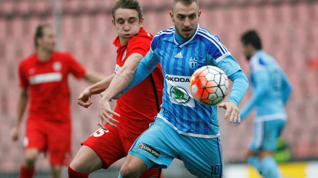 Jiří Skalák z Mladé Boleslavi (vpravo) si kryje míč před Jakubem Šuralem z Brna