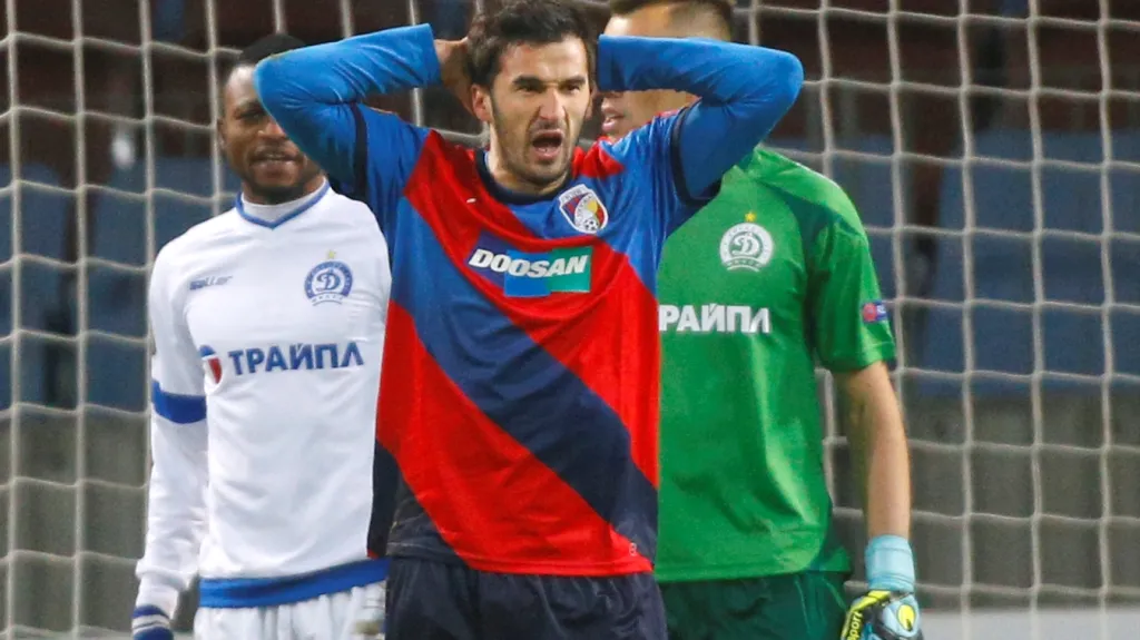 Zklamaný plzeňský útočník Aidin Mahmutovič v utkání s Dinamem Minsk