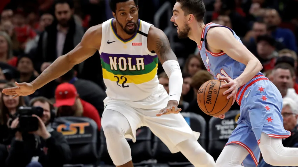 Tomáš Satoranský (vpravo) v utkání proti New Orleans