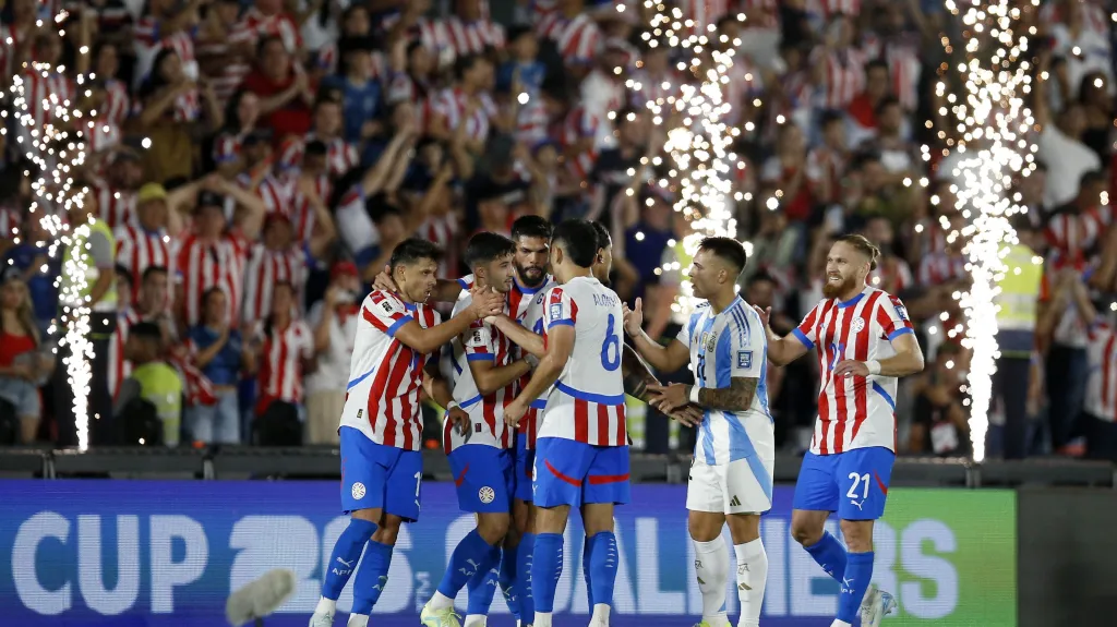 Fotbalisté Paraguaye se radují z vítězství nad Argentinou